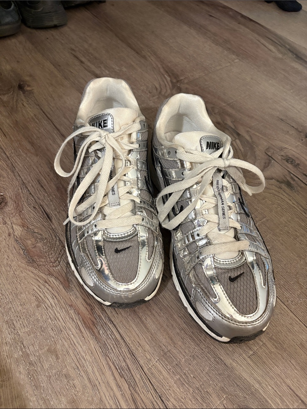 Nike P-6000 Men’s Silver Metallic and Black Sneakers - Picture 2 of 3